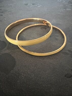 J. CREW DOUBLE STACKING THIN AND THICK GOLD-TONE LIGHT YELLOW BANGLE BRACELETS